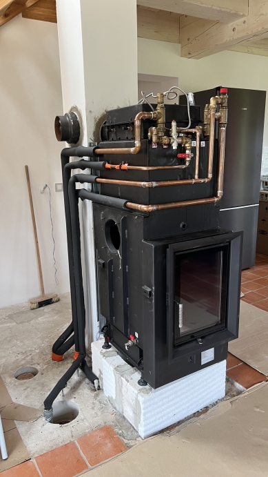 Heat storage stoves in Kácov - Connection of the Hoxter WHE 37/50 stove insert to the accumulation tank and to the Ortner KMS flue system.
